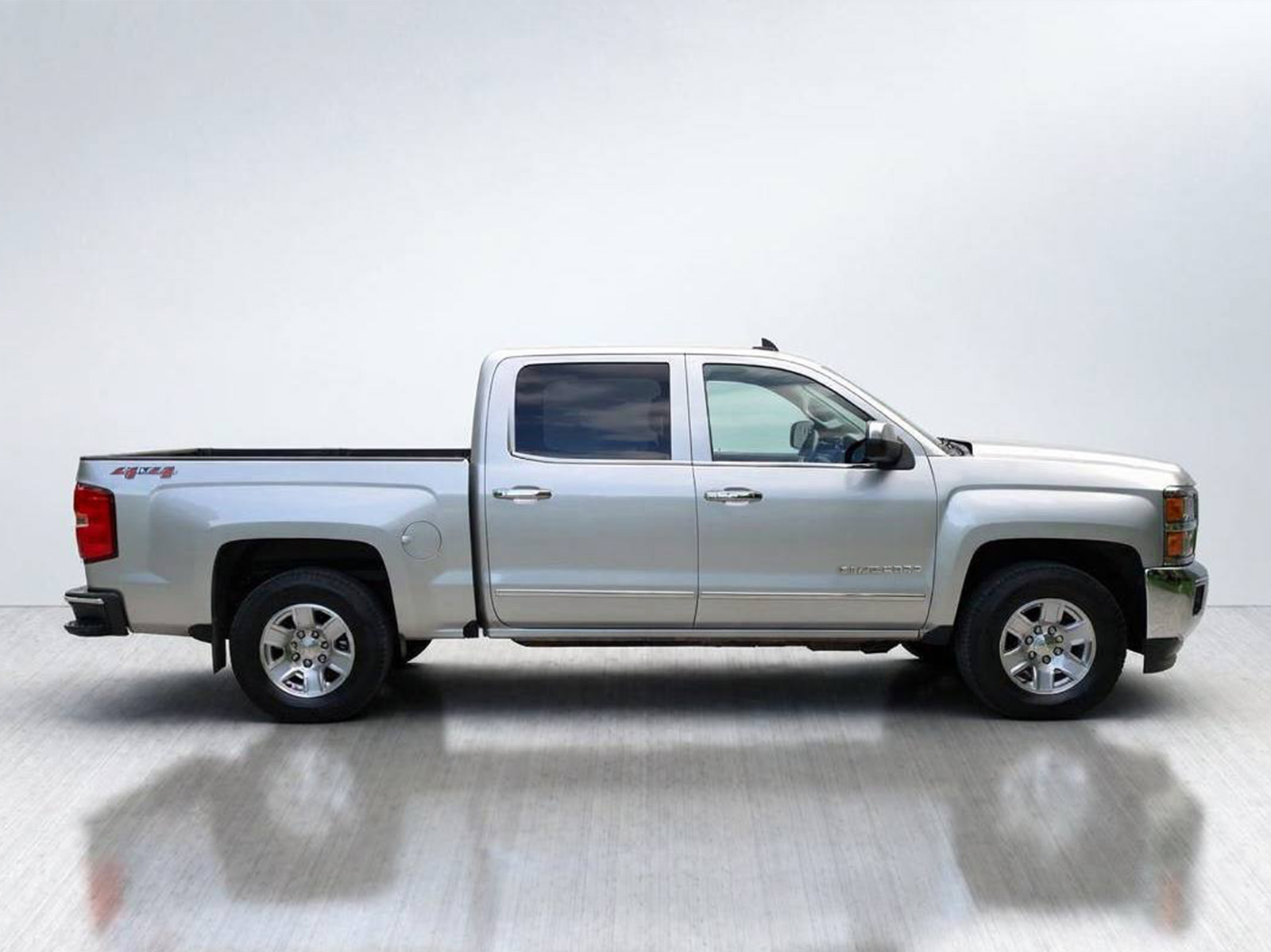 2018 Chevrolet Silverado 1500 LTZ Crew Cab 4WD thumbnail 4